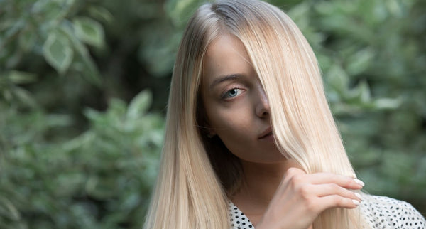 Frau mit blondem langem Haar kennt 7 einfache Tipps die das Haarwachstum anregen
