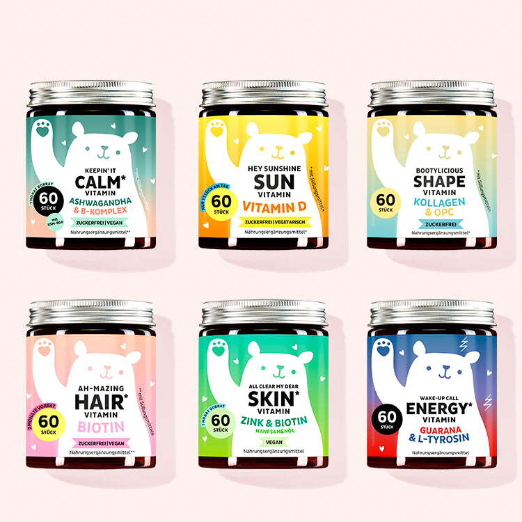 6er Set “Body Energy Glow Set” bestehend aus den Wake-Up Call Energy Vitamins, Hey Sunshine Sun Vitamins, Keepin’it Calm Vitamins, Bootylicious Shape Vitamin, Ah-Mazing Hair Vitamin zuckerfrei und All Clear my Dear Skin Vitamin mit Guarana Extrakt, Vitamin B6, Vitamin D, Ashwagandha, Kollagen und OPC, Biotin, Hanfsamenöl und Zink von Bears with Benefits.