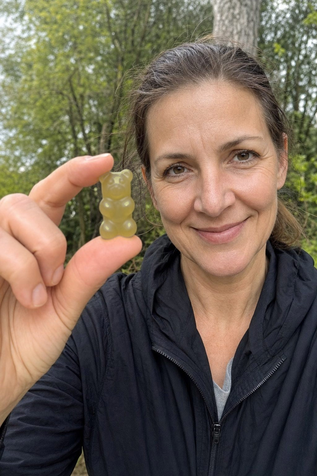 Frau mit einem Burn Baby Burn-Bärchen